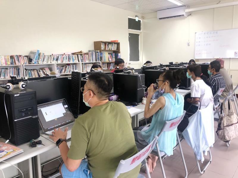 講師實機操作示範，引導學員使用AI軟體設計自己的包裝盒。