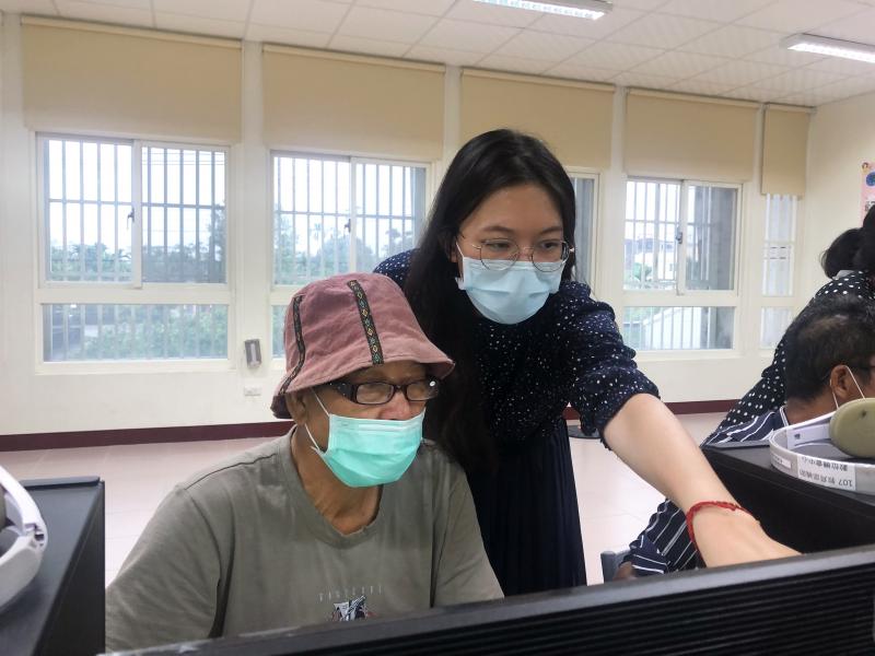 從事文創工作的周大哥，學習數位設計添增創作的豐富度，並提升工作效益。