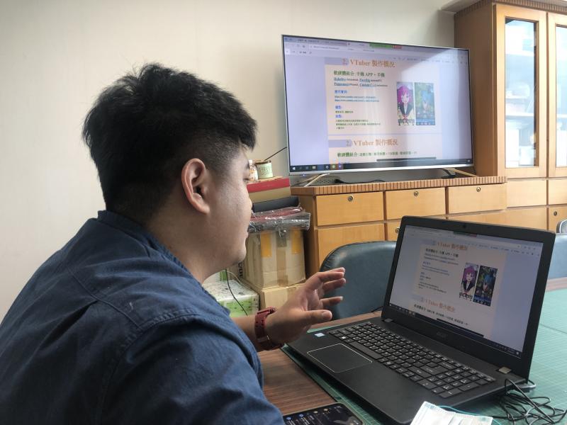 講師針對課程方向與週邊商品規劃逐一說明。