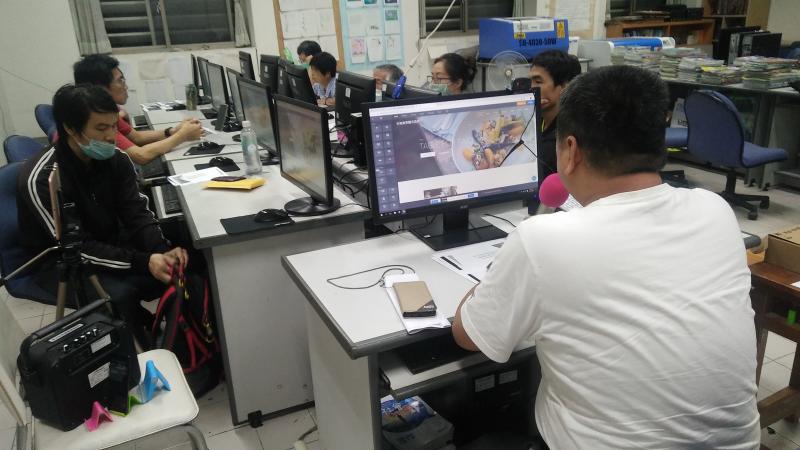 講師用心講解，學員認真聽講