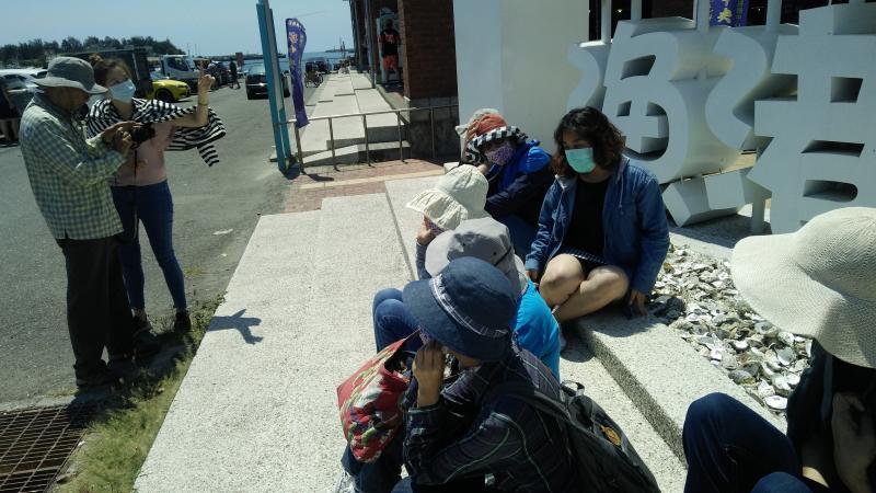 這是觀光漁港，過去台南有兩個漁港，原本想要合併成一個，所以就蓋了這個漁港~