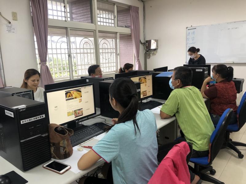 講師說明網站架設基本元素，及一頁式網站與傳統網站的差異性。