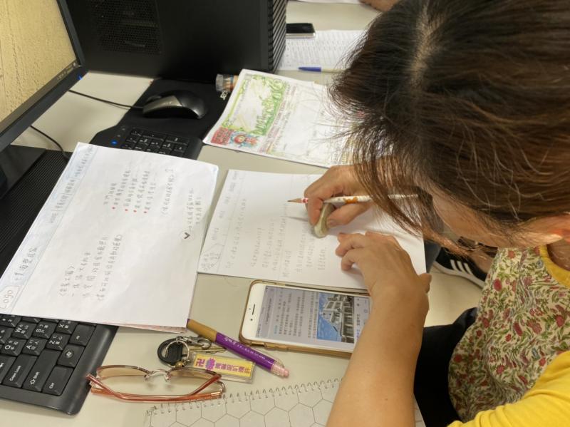 隆安旅館老闆娘，雖然本身有自家網站，因數位趨勢的改變，學習自己設計旅館的一頁網。