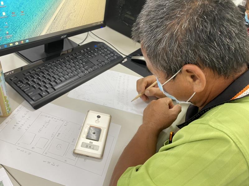 許大哥手繪自家農園的一頁網，圖文搭配，讓網站內容更豐富。