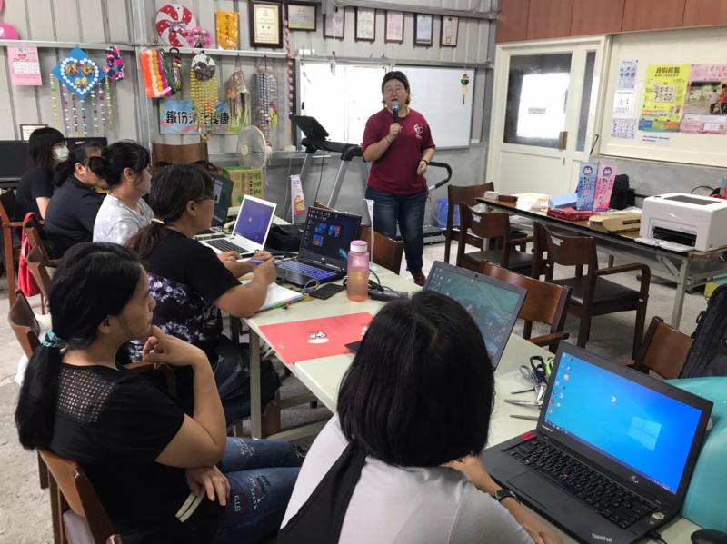 老師講解包裝的差異性,與設計軟體功能介紹