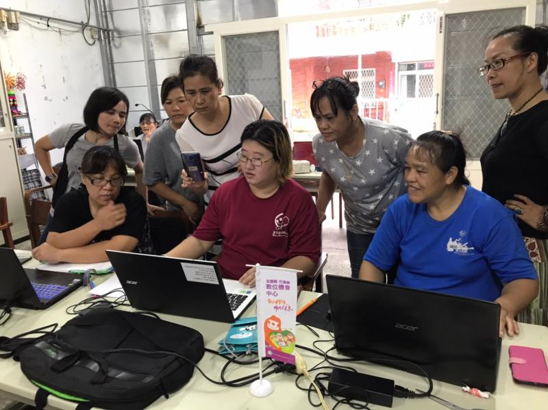 老師實際操作設計軟體應用功能介紹,學員們看得很認真喔!!