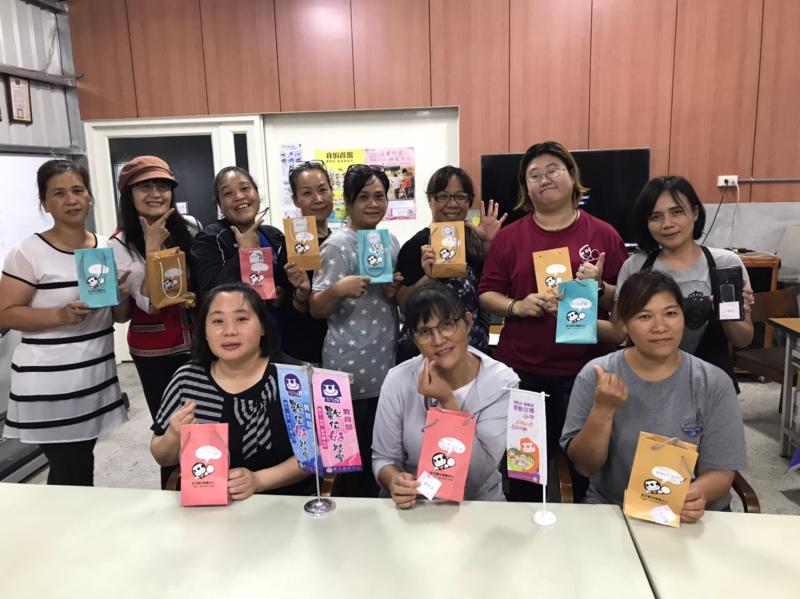 學員們完成的手作提袋合拍照片