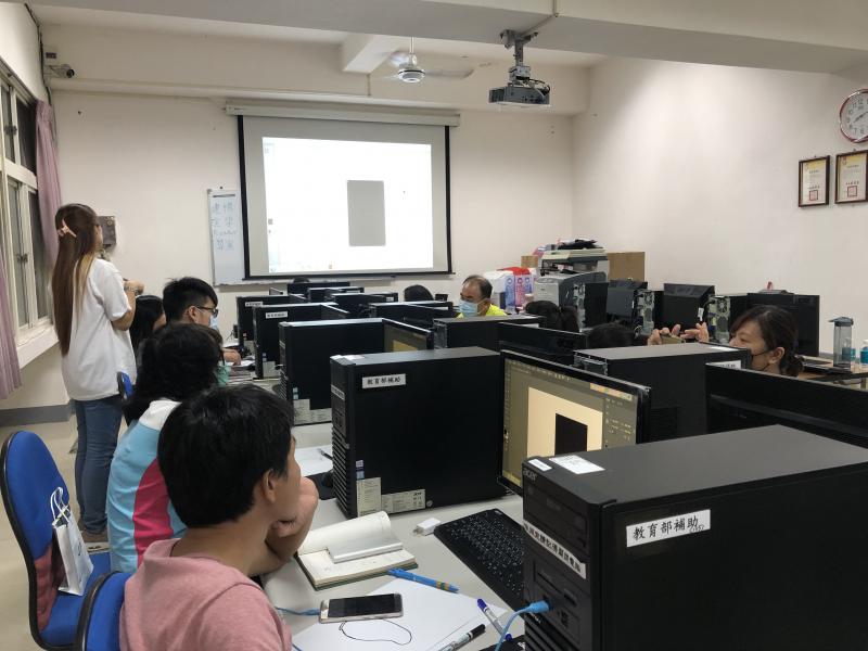 學員上機操作，認識 AI排版軟體與操作指令。