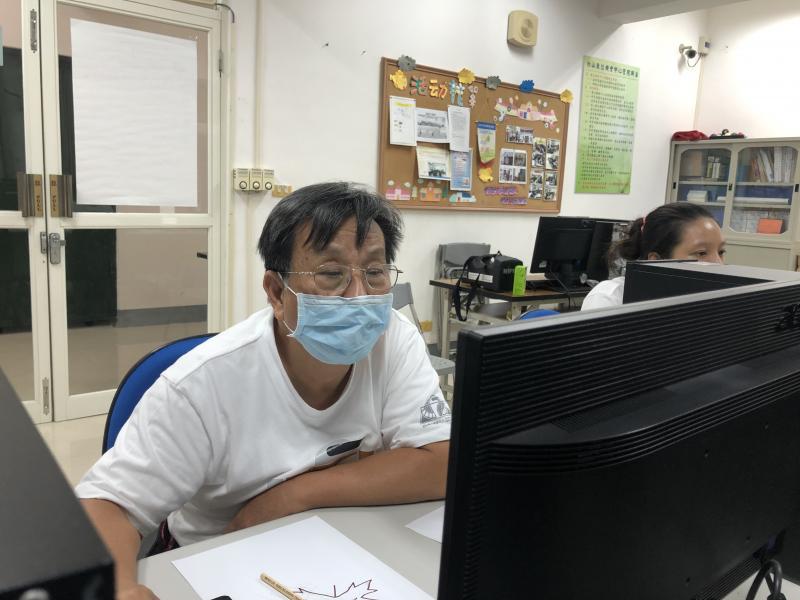 黃執行長將手繪圖掃描並匯入電腦，進行數位上色與曲線調整。