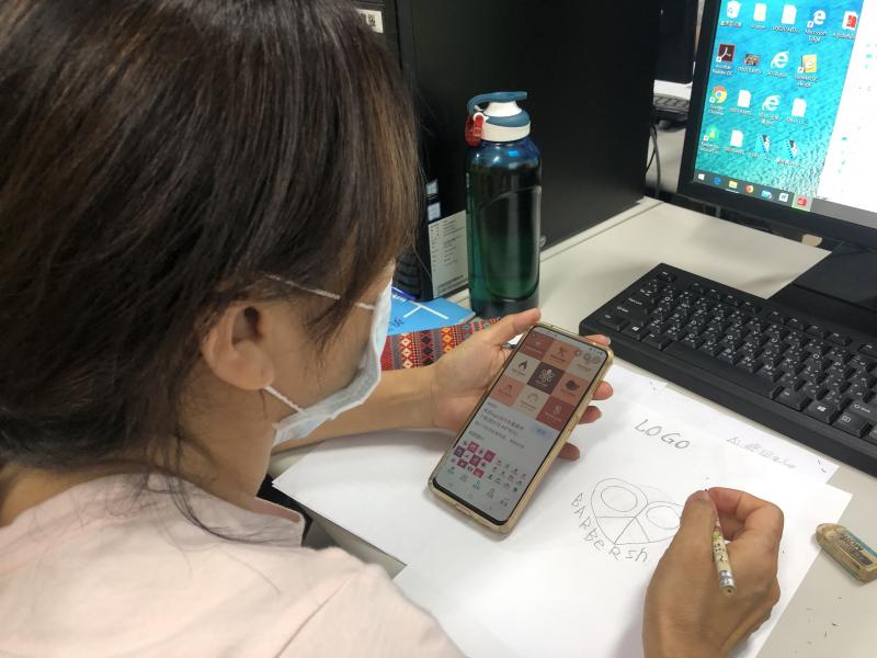 學員嘗試動手畫，從線上圖庫中尋找創作靈感。