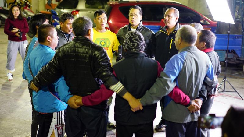 邀請信義鄉Pasibutbut耆老團在明德部落聚集吟唱的機會，接續前一堂課程實行田野採集