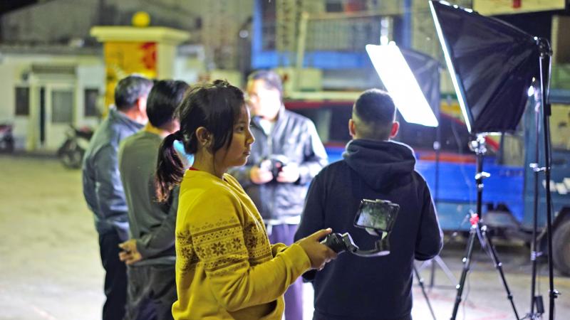 布農小女孩正專注錄製Pasibutbut吟唱情況