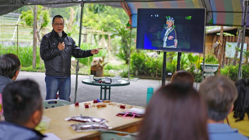 布農協會長老正在介紹Pasibutbut聲音的獨特性及吟唱特色