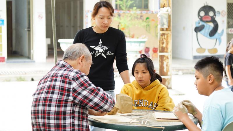 遠從埔里而來的捏陶老師正細心教導部落孩童使用陶土創作