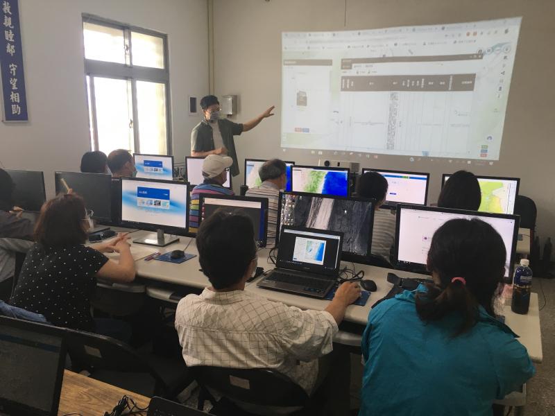 上午由龍講師講解 地圖協作平台