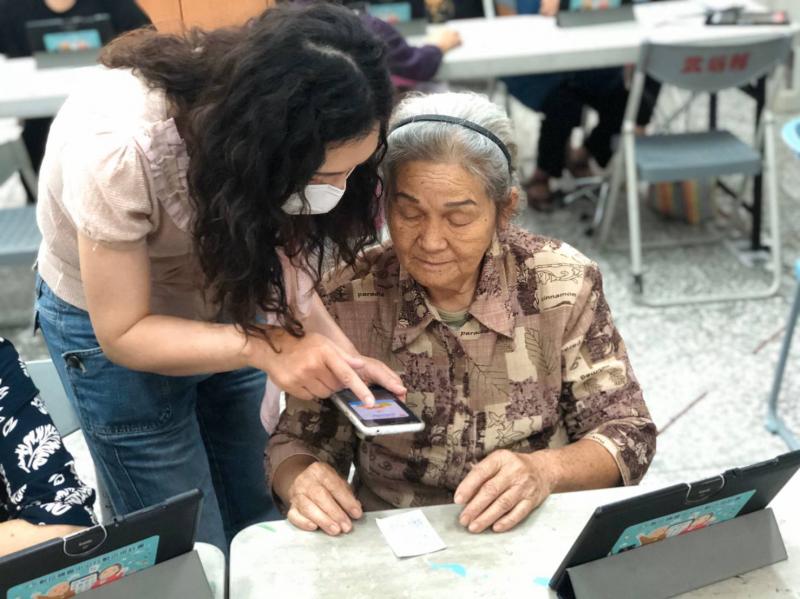 學員抄筆記的過程，老師複習操作過程