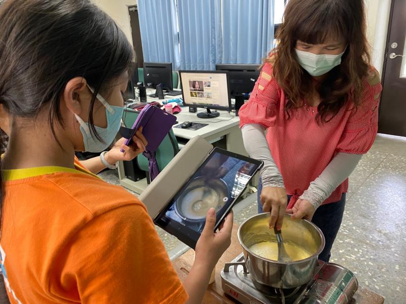 學員運用創意美食錄製影片