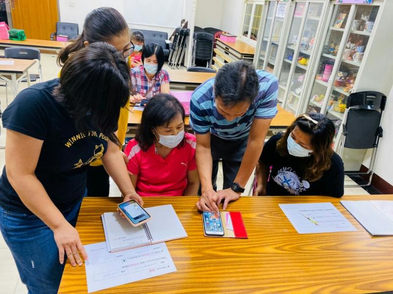 學員與學員互相學習教導.老師在一旁指導