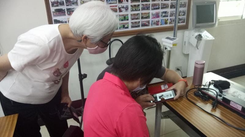 學員很專精的互相學習.討論如何使用版圖.才能夠設計出漂亮得圖案.