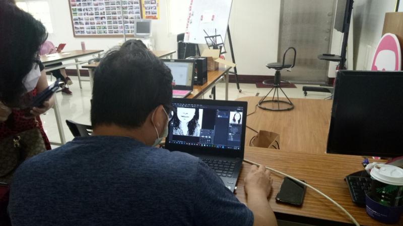 老師用雷雕機將學員設計的作品雕出美麗的LOGO作品