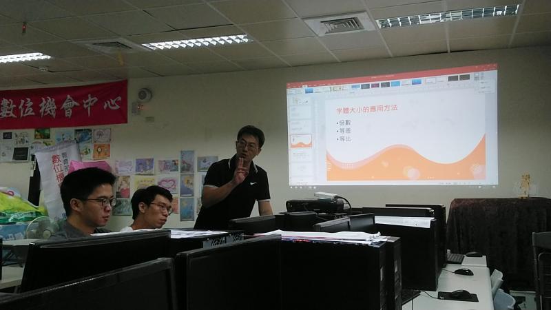 黃老師仔細說明簡報製作特別事項，讓簡報內容豐富與學員相互交流，讓學員們更實際實務超做，不明瞭處，他再一一個別指導。