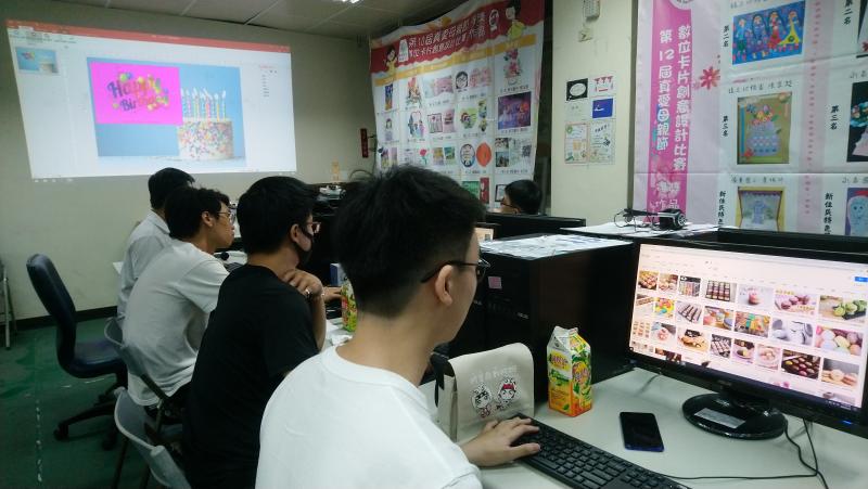 大家認真聽黃老師講課，仔細聽技巧學起來，自己動動腦製作簡報，是一件多麼不容易的事，聽聽老師上課之後，就能輕而易舉的構想模擬實作。