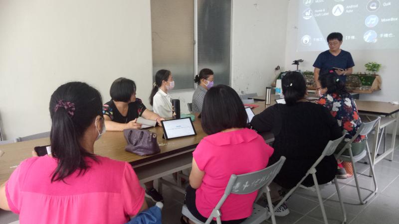 學員非常專心聽取老師的教學