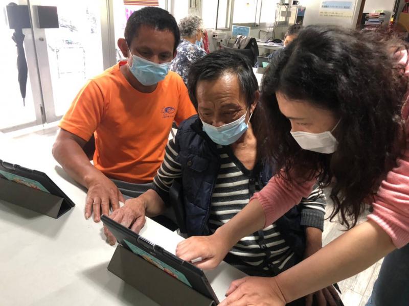 講師很認真的教導學員網路的用法