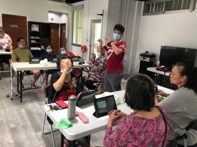 學生們用著平板學習著臉書的使用方法~