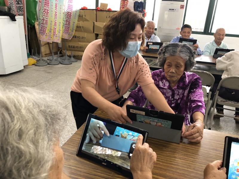 老師親自交導學員平板操作