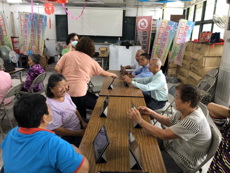 長輩一起練習平板操作