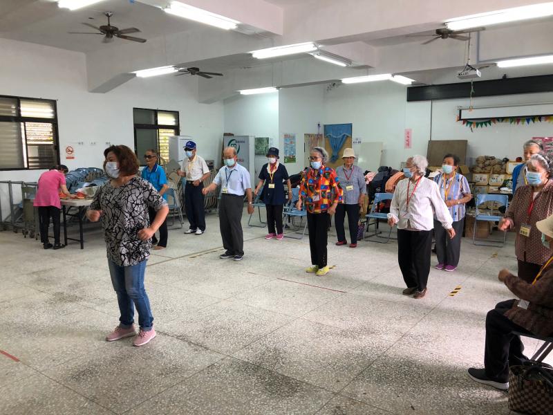 老師親自帶領學員做暖身運動