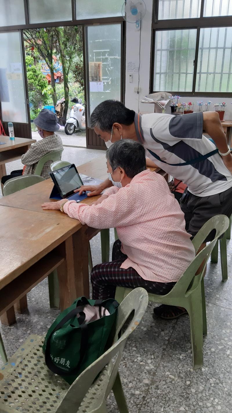 老師逐一為學員協助平板的操作