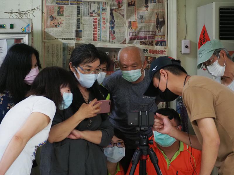 老師指導學員在這個鏡位的角度下 要如何調整演員(被拍攝者的)站位