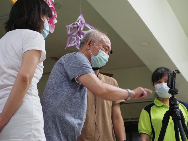 學員嘗試當導演指導動作