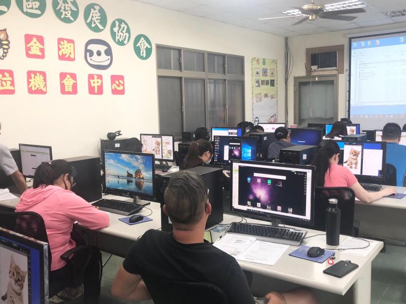 教學員下載模擬器，之後可以運行學員製作的APK檔案!