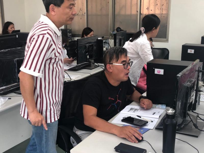 老師一對一指導學員，為學員排除障礙~