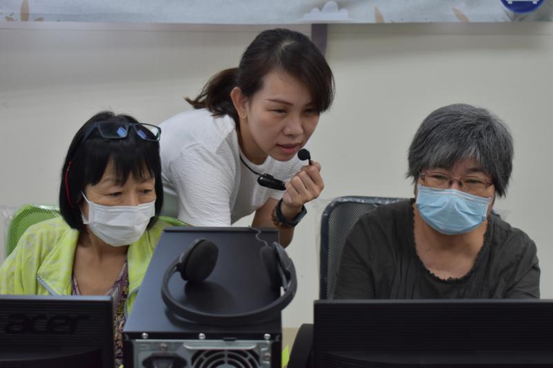 連玉惠老師耐心地指導學員使用Google相關程式