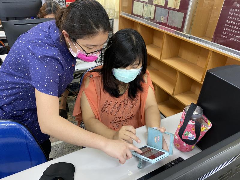 第一次申請行動支付的學員，遇到綁定信用卡與銀行帳戶的小狀況，但助教協助下順利完成。