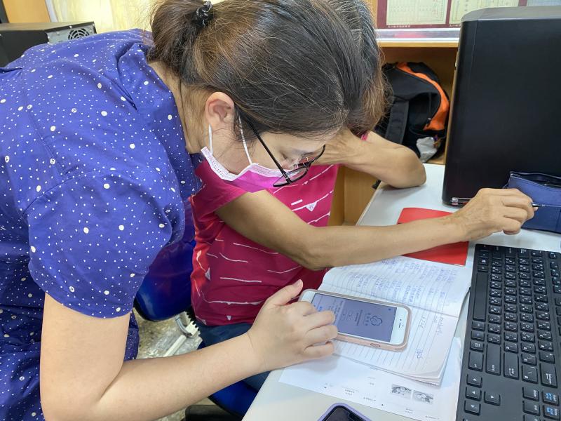 學員申請雲端發票，無法得到財政部的確認信件，與助教多回測試後，順利完成。