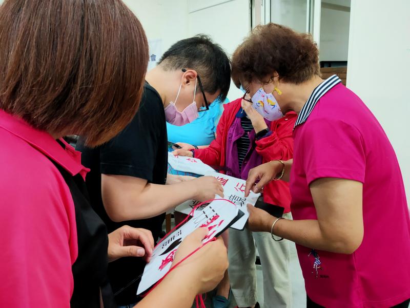 檢查冷光線有沒有穿好