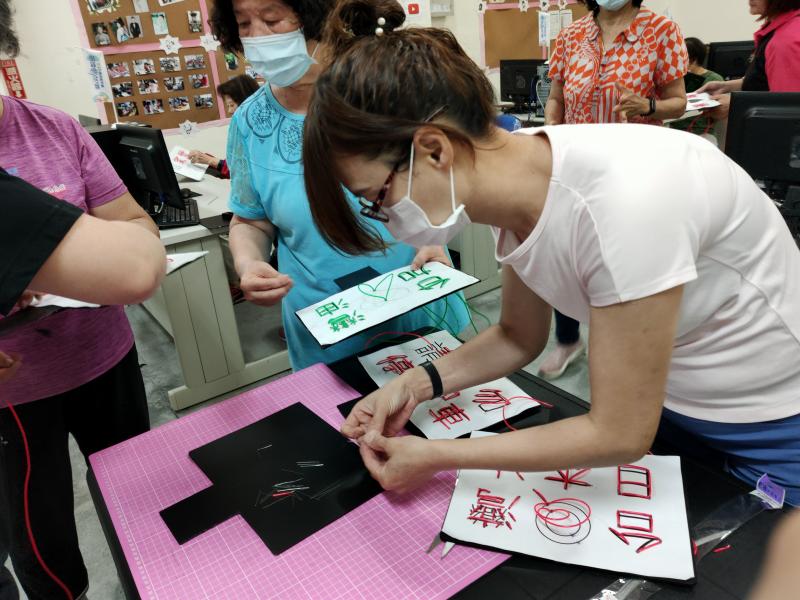 穿好了~~來綁細線囉