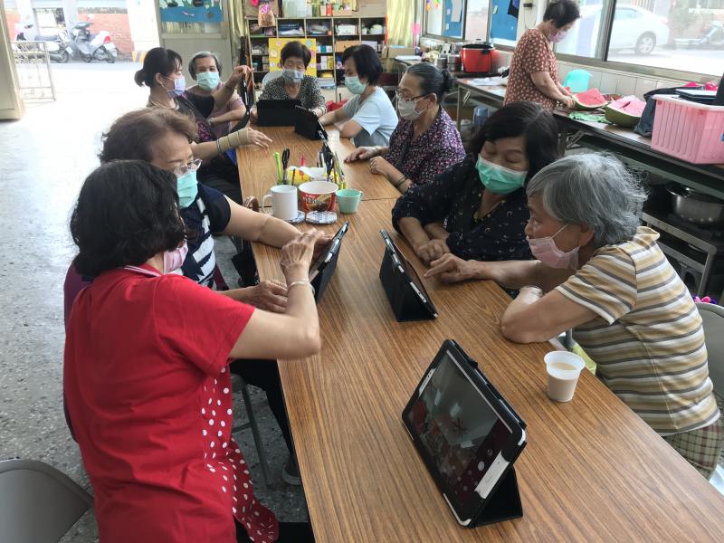 學員相互指導不懂的地方