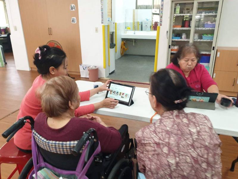 文建站長輩學習DOC平板課程