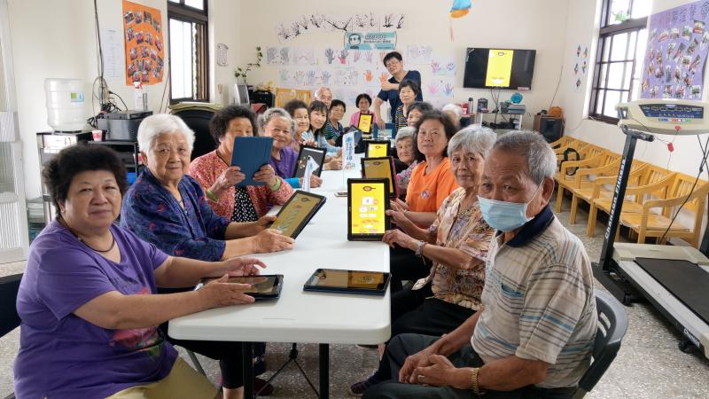 課程名稱:認識平板電腦  上課地點:坪頂村活動中心  上課日期:5/20、5/27共兩堂4小時  授課講師:林文瑞老師