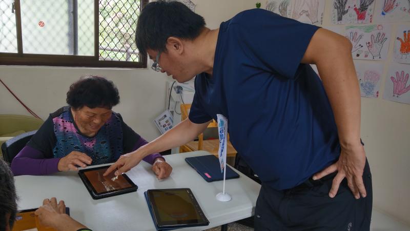 平板滑動練習:鬆餅塔APP  老師:需要一根手指即刻，注意其他手指或另一手觸碰