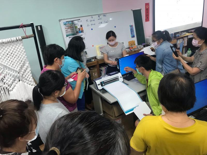 以多功能紙藝機，將老師所繪製的刀膜，切割出來，模擬業界的刀模演示