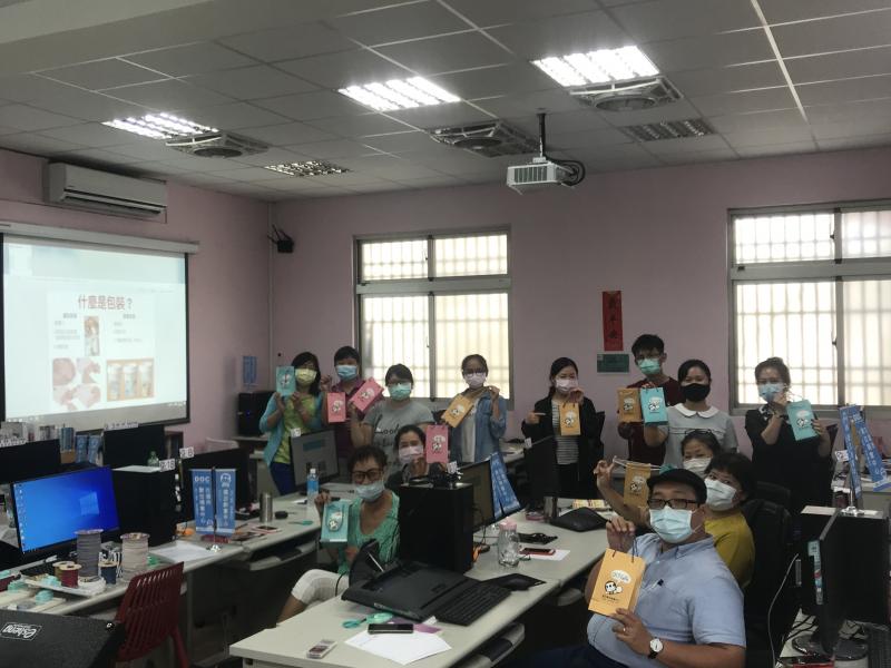 在講師的指導下，每人都完成了一個商用的紙袋包裝紙袋diy