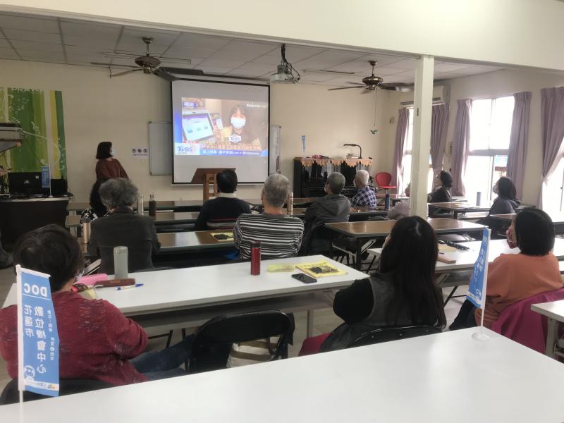 以影片解說如何至超商預購口罩