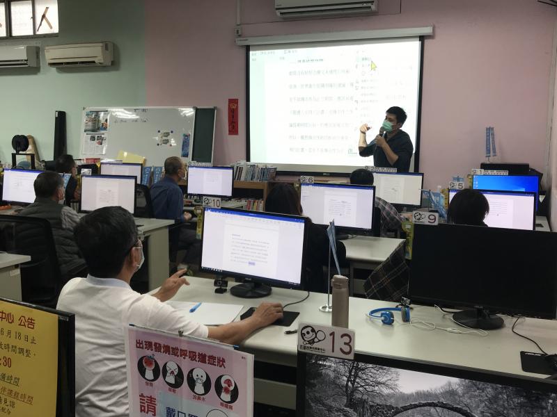 段落、文字、等常用的功能解說，並實際帶領學員們一同操作完成